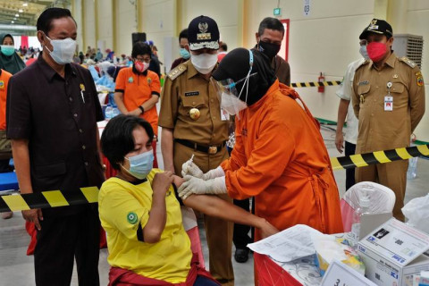 Vaksinasi COVID-19 karyawan pabrik