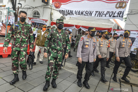Serbuan vaksin TNI-Polri