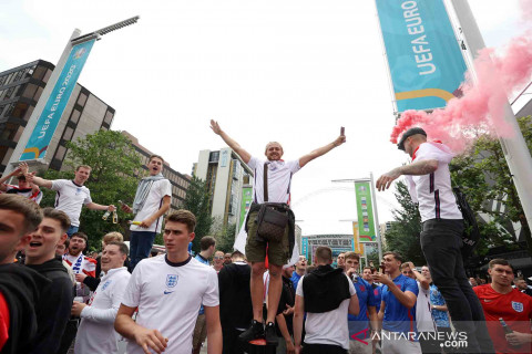 Pendukung kesebelasan nasional Inggris berkumpul jelang laga kontra Italia di final Piala Eropa