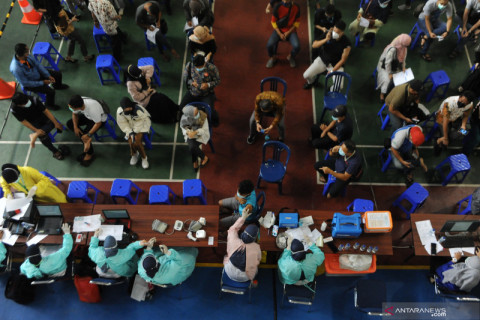 OJK Targetkan 10 Juta Orang Tervaksin COVID-19 Hingga Desember 2021