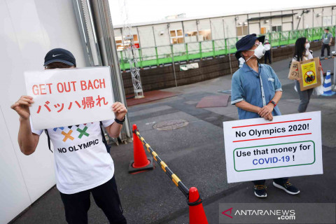 Unjuk rasa tolak kunjungan Presiden IOC ke Hiroshima
