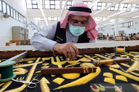 Mempersiapkan Kiswah penutup Ka'bah jelang ibadah haji