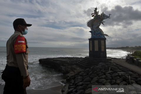 Polisi patroli tempat wisata untuk memantau penerapan PPKM Darurat