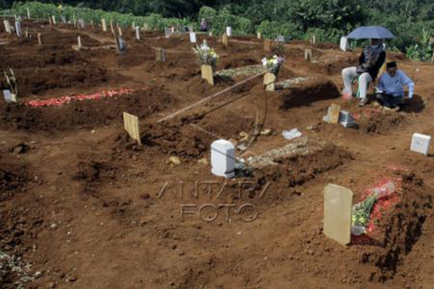 Ziarah kubur di pemakaman khusus COVID-19