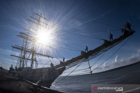 Latihan parade roll KRI Bima Suci