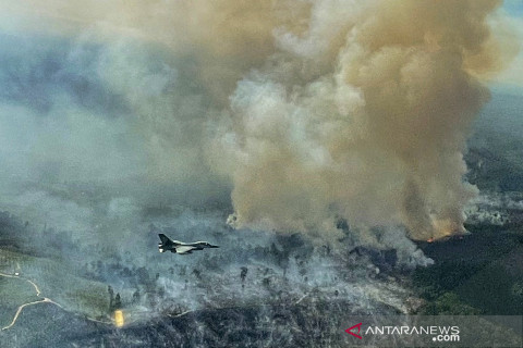 Pilot tempur F-16 TNI AU temukan titik api kebakaran hutan dan lahan di Riau