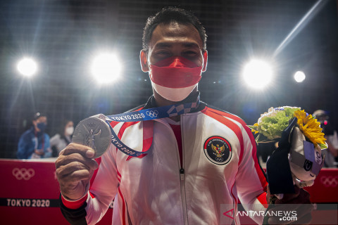 Medali perak persembahan Eko Yuli