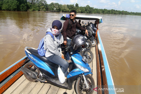 Sarana penyeberangan sungai di Kubu Raya