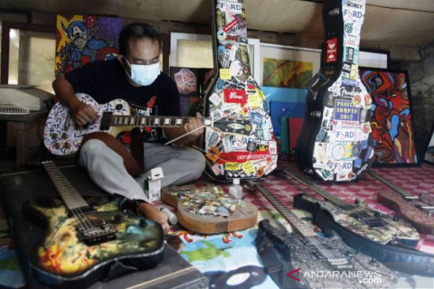 Gitar Kolase Limbah Kertas