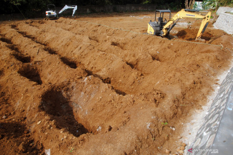 Bantuan alat berat untuk penggalian makam COVID-19