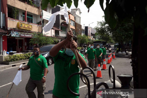 Satpol PP bersihkan bendera putih aksi "Malioboro Berkabung"