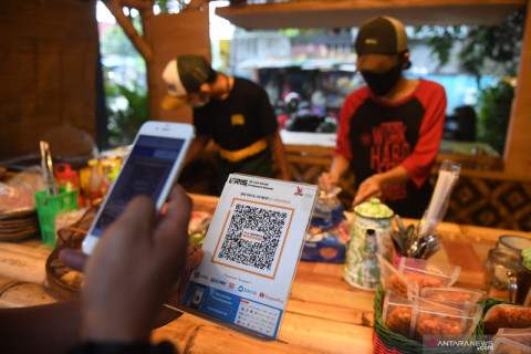 Penggunaan QRIS pada merchant di Indonesia