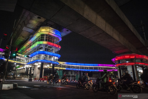 Halte CSW berhiaskan lampu warna-warni