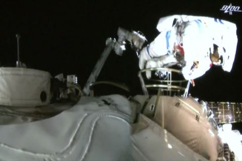 Astronaut China selesaikan aktivitas pertama di luar pesawat