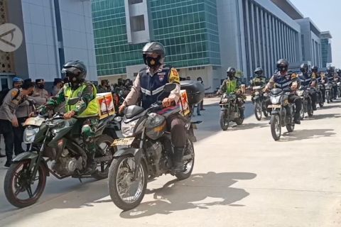 Kapolri & Panglima TNI lepas pendistribusian sembako di Serang