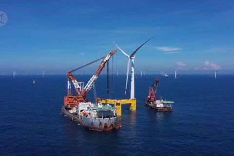 China pasang turbin angin apung antitopan raksasa di lepas pantai