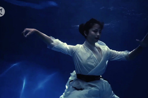 Bagaimana rasanya berlatih tai chi di bawah air?