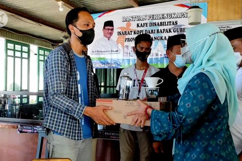 Bantuan seperangkat alat pembuat kopi untuk para tuli