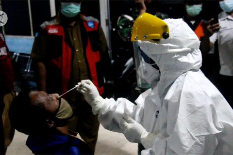 Satgas gelar tes usap antigen bagi calon penumpang di Pelabuhan Ternate