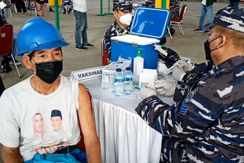 TNI AL gelar vaksinasi sasar warga dan pekerja galangan kapal di Banten