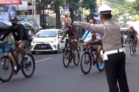 Antisipasi kerumunan, petugas halau pesepeda