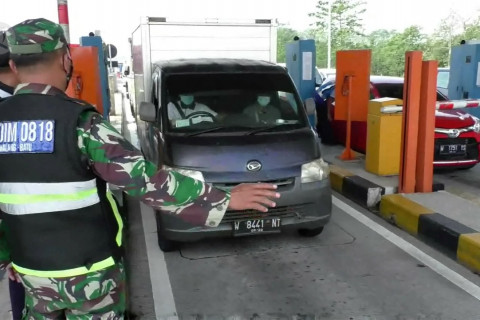 Malang putar balikkan 100 mobil, Madiun jaring belasan warga tak bermasker