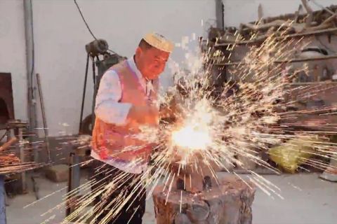 Menilik seni tempa pedang lebar etnis Bao'an di China