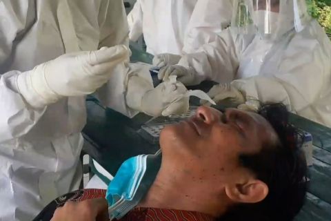 RSUD Caruban lakukan tes cepat antigen ke ratusan nakes