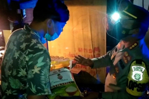 Sasar pedagang, polisi razia PPKM sambil bagikan sembako