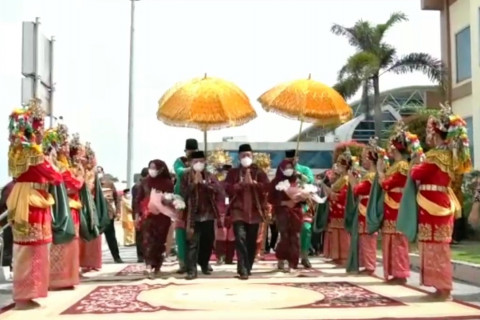 Usai dilantik presiden, Haris-Sani disambut secara adat Jambi