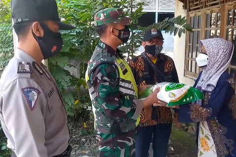 Polres Cirebon bagikan beras ke pengguna jalan