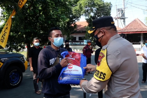 PPKM, Polres Pemalang salurkan bantuan ke pekerja seni