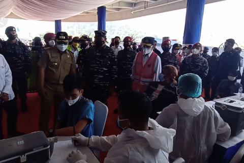 Korps Marinir TNI AL gelar serbuan vaksin jangkau warga pesisir