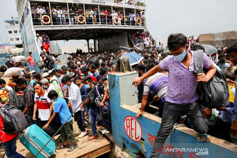 Feri penuh sesak pekerja saat industri ekspor Bangladesh dibuka lagi