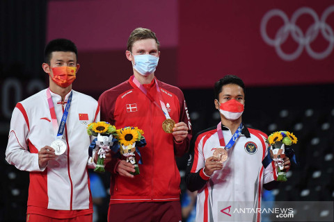 Anthony Ginting berfoto bersama Viktor Axelsen dan Chen Long