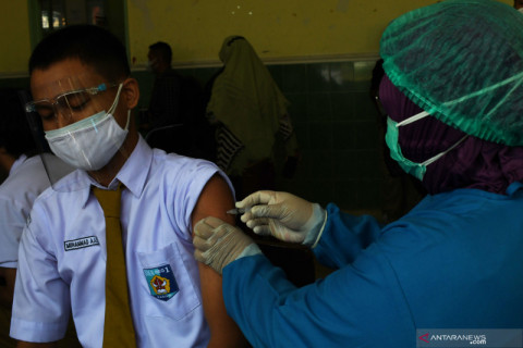 Vaksinasi COVID-19 bagi pelajar SMA di Madiun