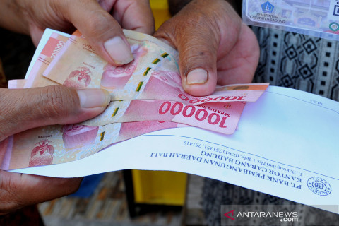 Penyaluran BLT langsung ke rumah warga