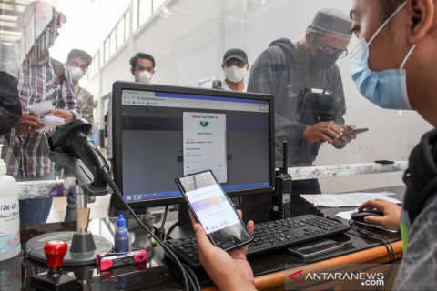 Penggunaan aplikasi PeduliLindungi di Bandara Juanda