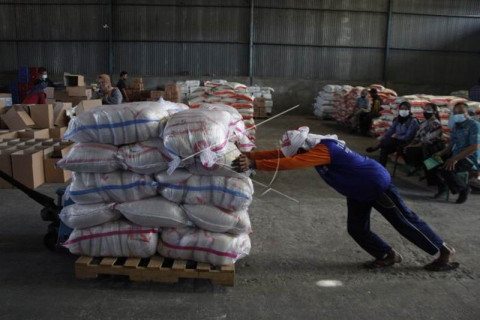Distribusi paket bantuan sembako