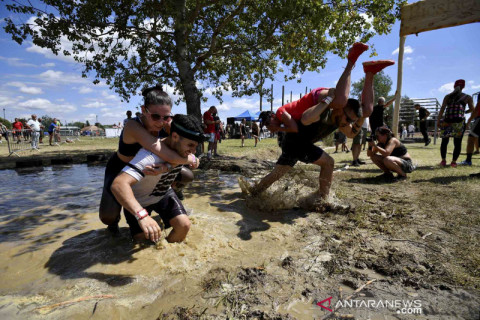 Keseruan lomba Menggendong Istri di Hongaria