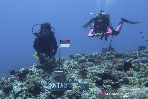 Pemasangan Tugu Merah Putih Antara di dasar laut Natuna