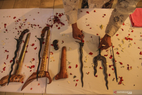 Tradisi jamasan di Museum Pusaka TMII