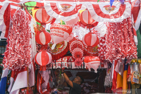 Penjualan pernak-pernik hiasan kemerdekaan