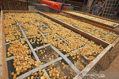 Usaha kerupuk kulit di Banten kembali berproduksi