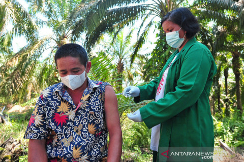 Vaksinasi COVID-19 untuk Suku Anak Dalam