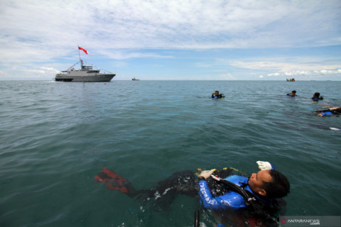 Pengibaran Bendera Merah Putih di tengah laut