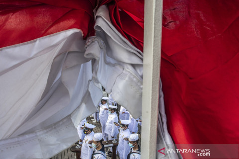 Upacara HUT ke-76 RI di KRI Bima Suci