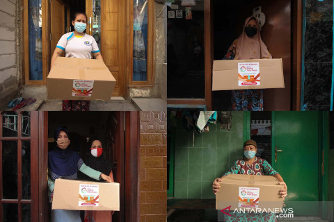 Warga bantu warga melalui paket bantuan sembako gotong royong