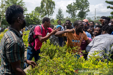 Warga Haiti adu jotos berebut amplop uang tunai sumbangan