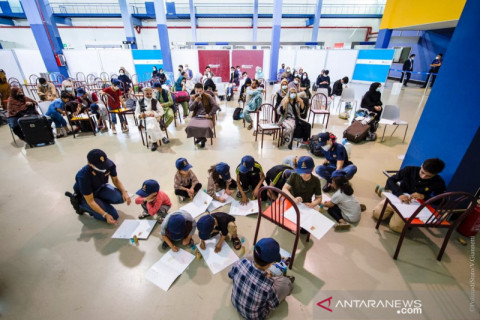 Anak-anak Afghanistan diajak menggambar setibanya di Roma